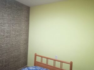 Trabajos de pintura en una habitación rústica