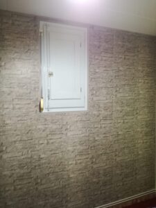 Trabajos de pintura en una habitación rústica