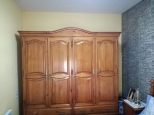 Trabajos de pintura en una habitación rústica