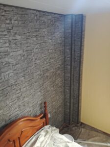 Trabajos de pintura en una habitación rústica