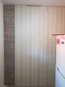 Trabajos de pintura en una habitación rústica