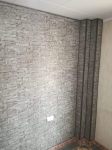 Trabajos de pintura en una habitación rústica