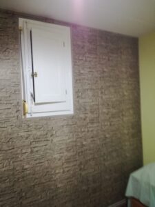 Trabajos de pintura en una habitación rústica