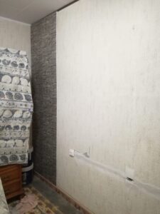 Trabajos de pintura en una habitación rústica