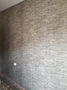 Trabajos de pintura en una habitación rústica
