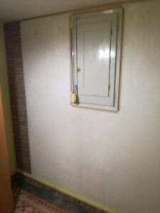 Trabajos de pintura en una habitación rústica