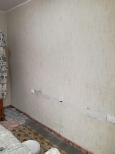 Trabajos de pintura en una habitación rústica
