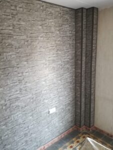 Trabajos de pintura en una habitación rústica